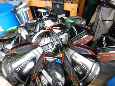 LOTS OF GOLF ITEMS FOR SALE RIGHT HAND AND LEFT HAND, View more