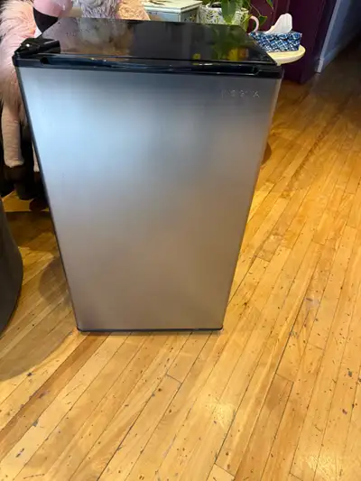 Like new, fully functional. 3.3 cu. ft.