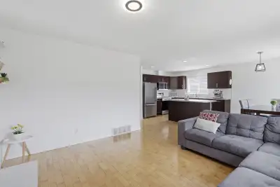 Can accommodate a family or 4 separate individuals (Each person has a Private room) Close to bus sto...