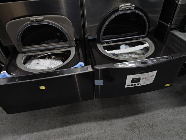 LG 27" 1.1 Side Kick Pedestal Washer in Washers & Dryers in City of Toronto