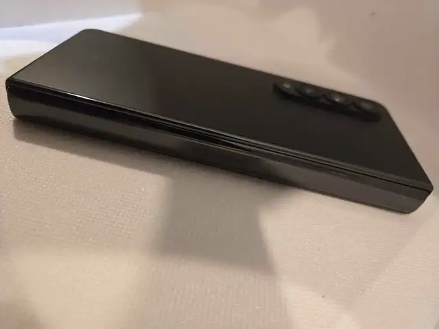 Like New Z Fold 4 256GB Samsung with Case 62863270420098122