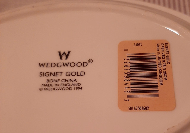 1994 Wedgewood Signet Gold Bone China from England in Kitchen & Dining Wares in Abbotsford - Image 2