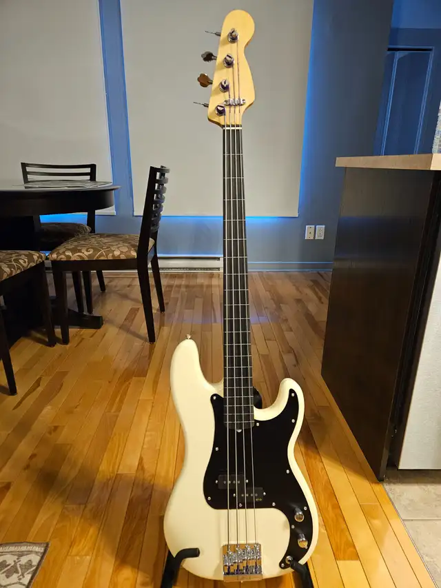 Fretless bass in Guitars in Laval / North Shore - Image 2