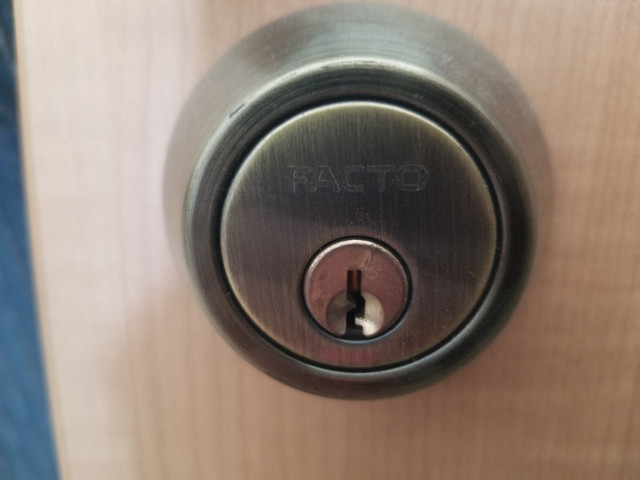 Deadbolt locks (no key) in Other in Ottawa - Image 2