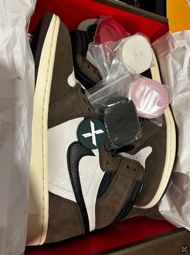 Air Jordan 1 Travis Scott Dark Mocha Reps in Men's Shoes in Oakville / Halton Region - Image 3