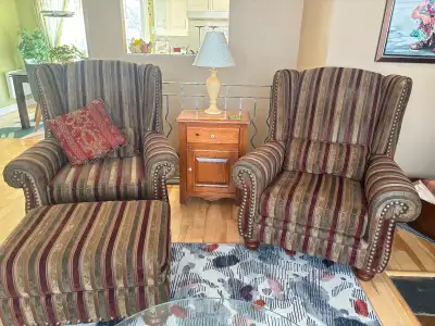 Deux fauteuils de type Queen Anne et pouf en velours., View more