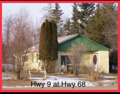 This 1200 square foot 4 season property sits on a half acre lot with walkable access to Hnausa Beach...