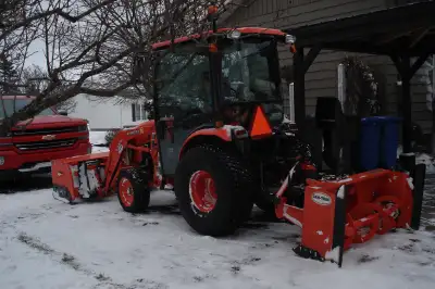 tracteur kubota B2650HSDC ( hydrostatique) -26OHP-4RM. DIESEL chargeur LA 534 A avec kits d'attaches...