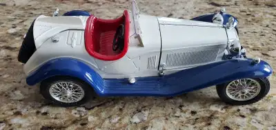 In excellent condition. Made in Italy Alfa Romeo 2300 Spider 1932 scale 1:18 Die cast model No box .