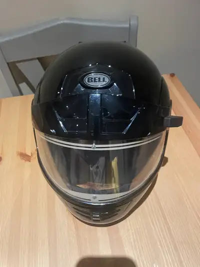 Great helmet with heated visor. Size small $50. No damage the lights are reflecting off helmet.