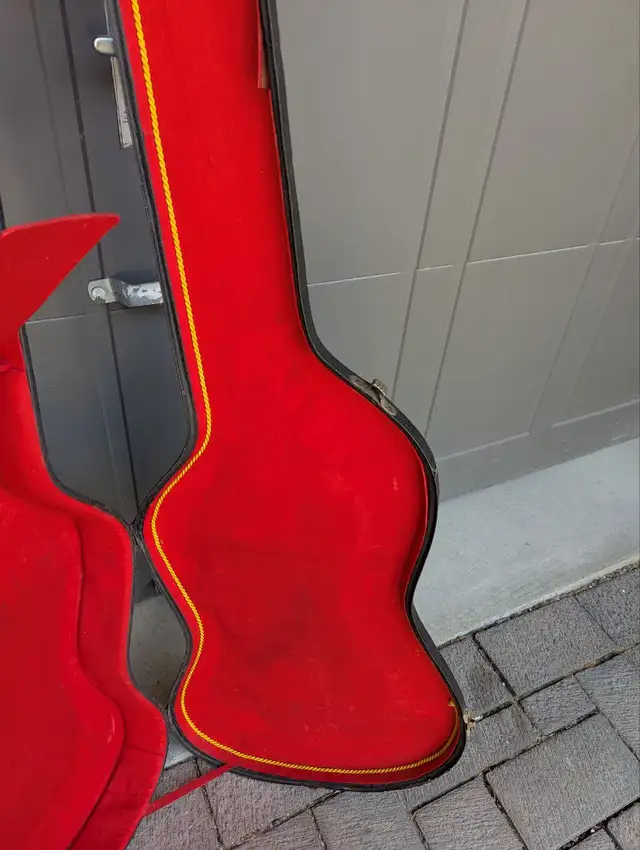 Vintage Hardshell Guitar / Bass Case in Guitars in Markham / York Region - Image 9