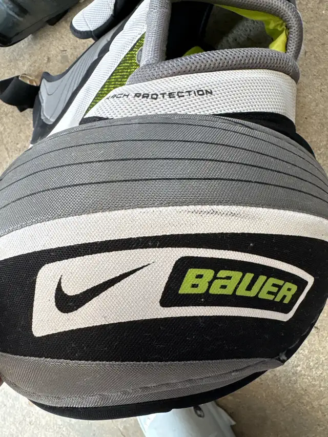 Bauer Supreme 50 Senior Hockey Gear in Hockey in Kitchener / Waterloo - Image 4
