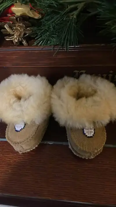 BRAND NEW BEADED INFANT HANDMADE BOOTIES/SLIPPERS WITH FUR MADE, View more