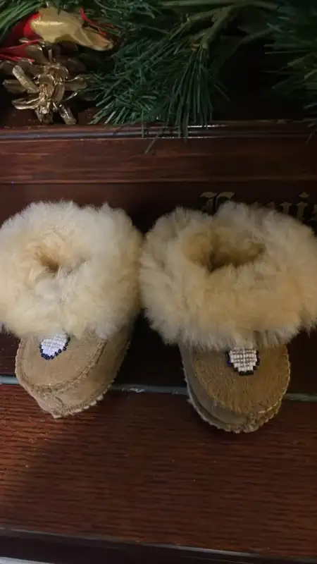 BRAND NEW BEADED INFANT HANDMADE BOOTIES/SLIPPERS WITH FUR MADE in Clothing - 0-3 Months in Gatineau - Image 2