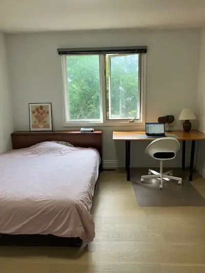 Bright and spacious private room near Finch station