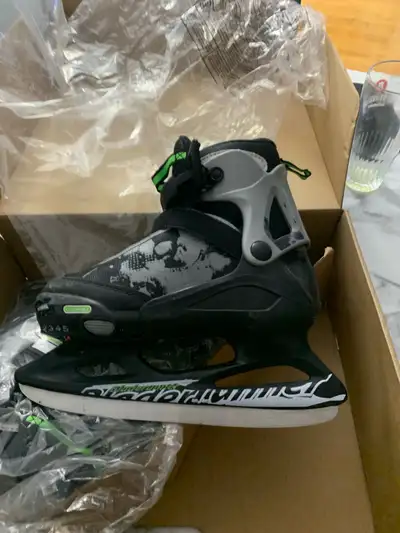 Brand new Adjustable Bladerunner Micro Ice Used only twice Size: US 2 - 5 UK 1 - 4 EU. 33 - 36.5