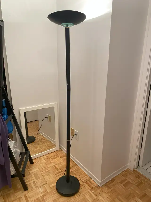 Lampe sur pied noire/ Black floor lamp in Indoor Lighting & Fans in Laval / North Shore - Image 3