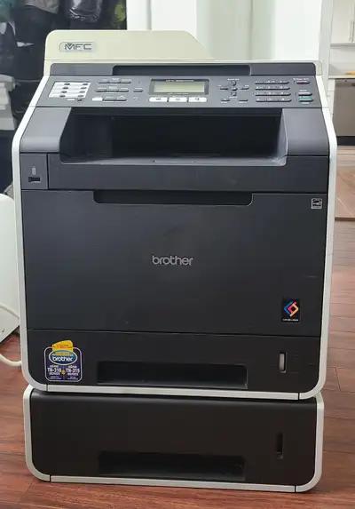 With : Brother LT-300CL Lower Paper Tray (500-sheet capacity) Avec : Brother LT-300CL Bac à papier i...