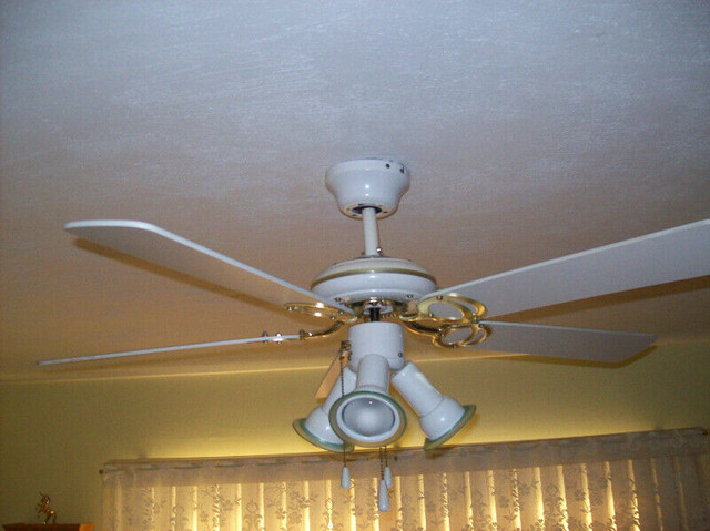 Ventilateur plafonnier avec lumières et 5 pales dans Éclairage intérieur et plafonniers  à Shawinigan