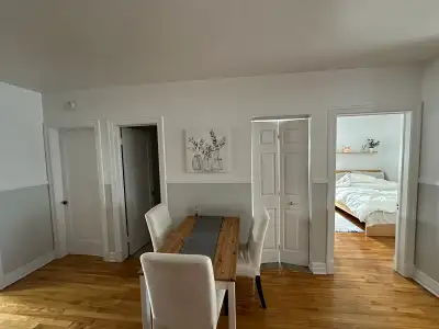 Grand 4 1/2 lumineux situé au centre-ville de Drummondville, disponible dès le 1er juillet. Le logem...