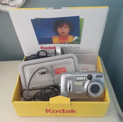Kodak EasyShare Digital Camera DX6440 with dock + accessories