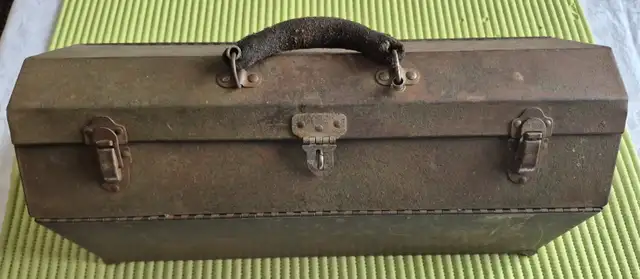 Antique armory tool chest in Tool Storage & Benches in Oakville / Halton Region - Image 2