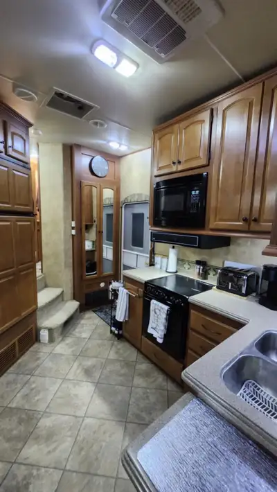 roulotte 2010 une fifthweel de 33pied bien entretenu tank à eau chaude neuf robinet neuf robinet de...