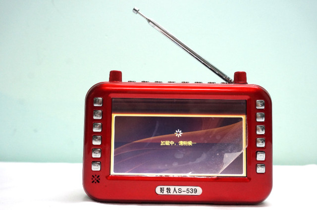 Chinese Language Radio/Music/Video portable player – Like New in Speakers in Markham / York Region - Image 2