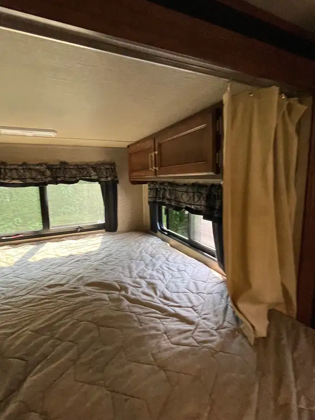 2018 Keystone Ultra Light Outback 240URS in RVs & Motorhomes in Mission - Image 10