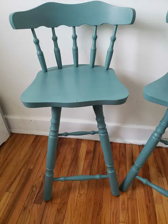 Gorgeous Refinished Solid Wood Aspen Valley Swivel Bar Stools in Chairs & Recliners in Kingston - Image 4