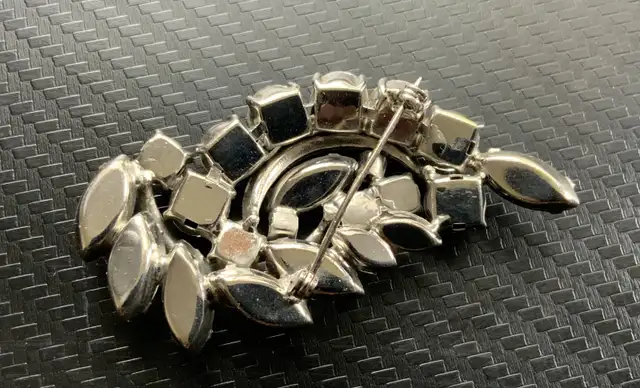 Vintage Crystal Pear Baguette Round Rhinestone Brooch. in Jewellery & Watches in City of Montréal - Image 4