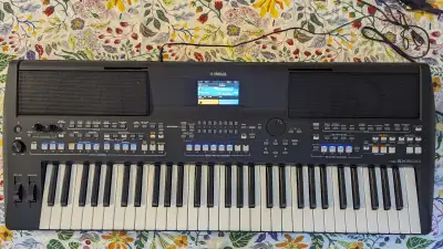Yamaha PSR-SX600 arranger synth - amazing condition, View more