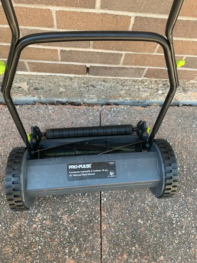 Push lawnmower in Lawnmowers & Leaf Blowers in Oakville / Halton Region - Image 3