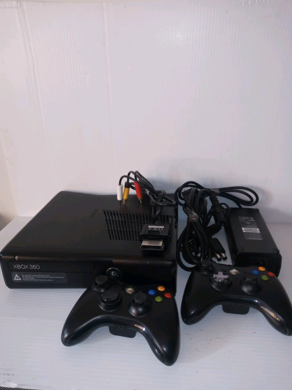 Microsoft XBOX 360 Model: 1439 Console W/ 2 Controllers & Cords dans Autre  à Ville de Montréal