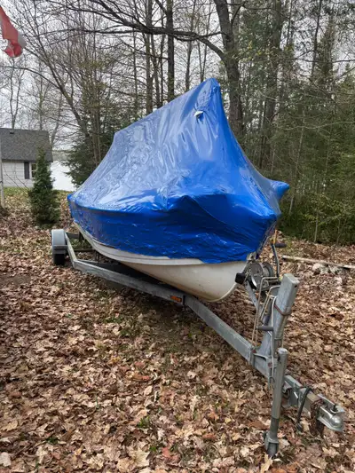 Crestliner 18’ fish hawk aluminum fishing boat. 60hp Johnson 2 stroke motor. Newer floor and carpet...