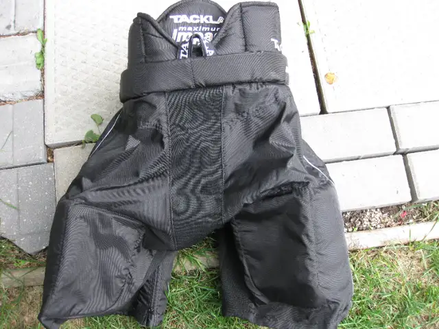 JUNIOR / YOUTH HOCKEY EQUIPMENT SHOULDER PADS PANTS HELMET GC in Hockey in Winnipeg - Image 9