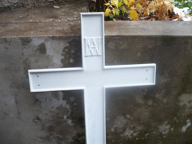 Vintage Croix en aluminium provenant d'un cimetière désaffectée dans Art et objets de collection  à Ville de Montréal - Image 3