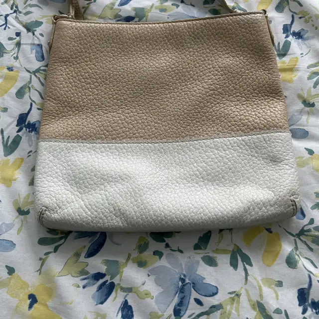 KATE SPADE SAND/WHITE PEBBLED LEATHER CROSSBODY in Women's - Bags & Wallets in Markham / York Region - Image 6