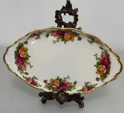 Old Country Roses Royal Albert England Bone China. $29 each large regal tray. Excellent condition Mo...