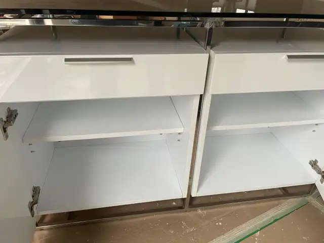 Buffet laqué blanc -COMME NEUF- style moderne haut de gamme in Hutches & Display Cabinets in Longueuil / South Shore - Image 5