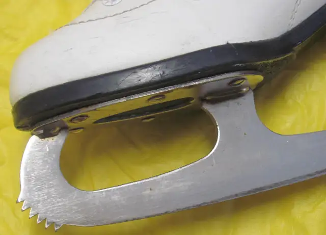 CCM Figure Skates Size-7 (Inner Length 23cm / 9'') Dwight in Skates & Blades in Muskoka - Image 4