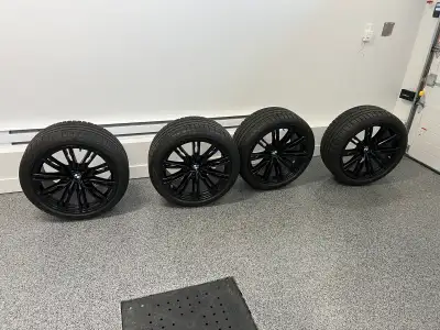 Complete set mags with tires BMW M class Excellent condition 275/35 R19 Pirelli P Zero 9 1/2 x 19 x...