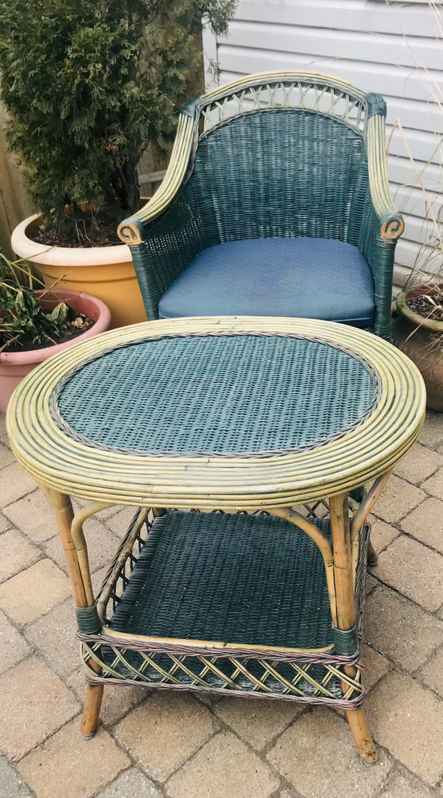 Vintage Chaise et table en osier rotin Wicker Armchair and Table dans Mobilier pour terrasse et jardin  à Laval/Rive Nord