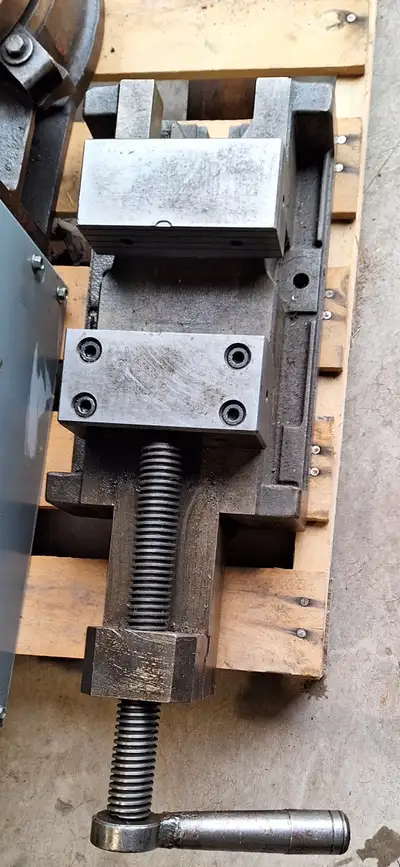 6" Milling Machine vise x 2 Good condition & tight 300$ each . Both for 500$