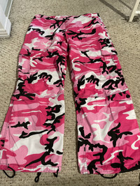 Pink camo pants women’s medium