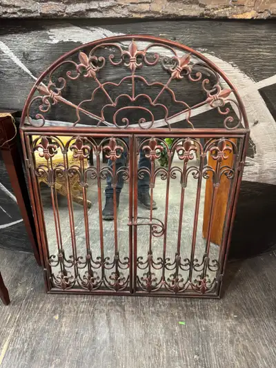 Beau miroir fenêtre, miroir en fer forgé, miroir fleur de Lys, View more