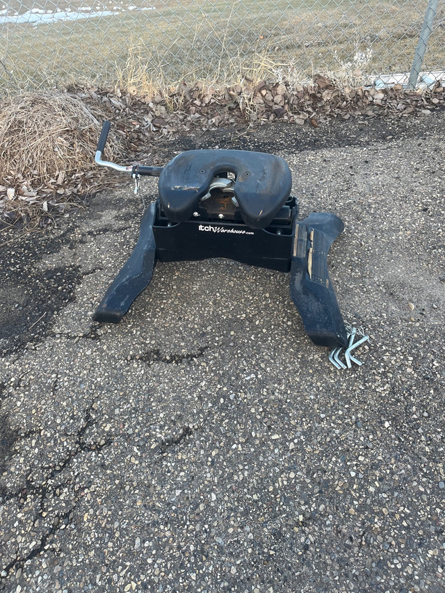 Curt 18 K fifth wheel hitch  in Other in Red Deer - Image 2