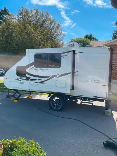 Travel Lite Falcon F21RB, utilisée 2-3 fois par été. Très propre et non fumeur. Micro-onde, câble, t...