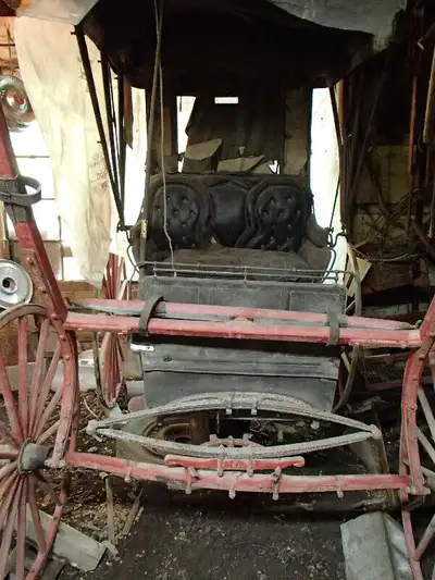 Vintage doctor's buggy... Made in Oshawa McLaughlin Carriage Company. see pictures for condition.