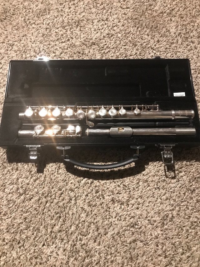 Yamaha YFL-221 Flute with Stand and Music Books in Woodwind in Calgary - Image 2